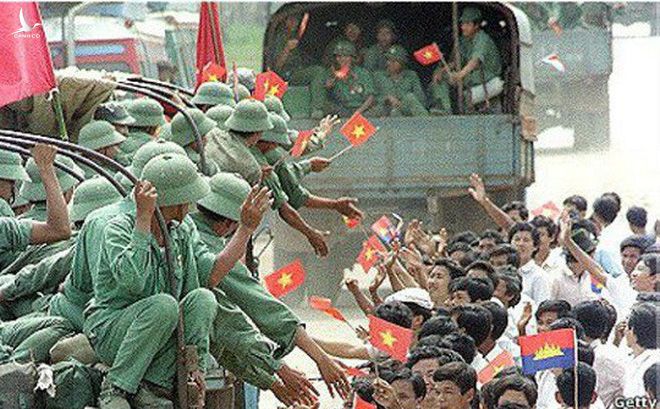 Nhân dân Campuchia lưu luyến chia tay Quân tình nguyện Việt Nam. Ảnh tư liệu. 