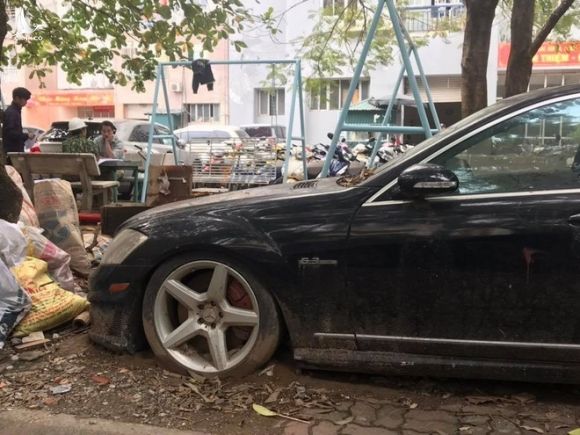 Xót xa nhìn loạt xe Mercedes-Benz đắt đỏ bị vứt xó ở Hà Nội - Ảnh 3.