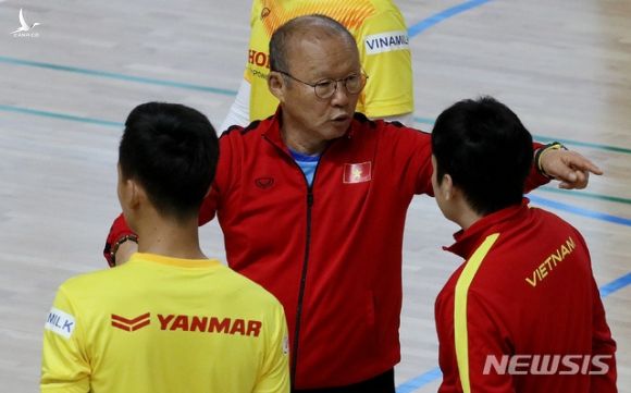 HLV Park Hang-seo tháo kính, dạy kỹ lại học trò độc chiêu từng khuynh đảo SEA Games - Ảnh 2.