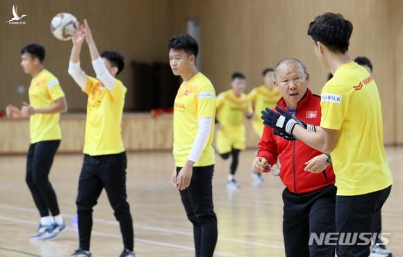 HLV Park Hang-seo tháo kính, dạy kỹ lại học trò độc chiêu từng khuynh đảo SEA Games - Ảnh 3.