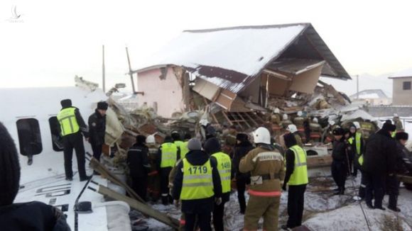 [NÓNG] Máy bay chở 100 người rơi vỡ nát tại Kazakhstan, ít nhất 7 người thiệt mạng - Ảnh 3.