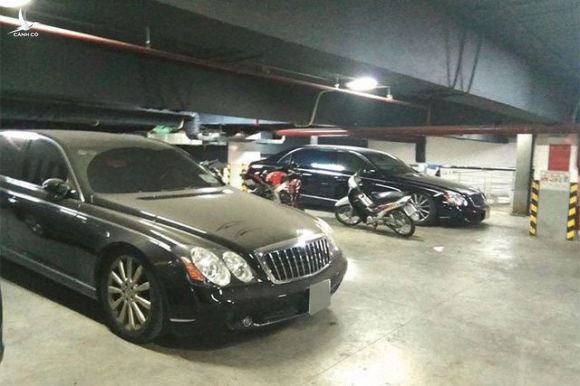 Xót xa nhìn loạt xe Mercedes-Benz đắt đỏ bị vứt xó ở Hà Nội - Ảnh 4.