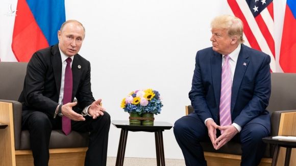 Cuối năm, Tổng thống Nga Vladimir Putin (trái) vừa có cuộc điện đàm bất ngờ với Tổng thống Mỹ Donald Trump (phải), bàn về “một loạt vấn đề quan tâm chung”. Ảnh: REUTERS