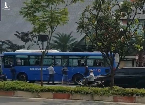 Nhóm côn đồ vác mã tấu đập phá xe buýt trên đường Phạm Văn Đồng - Ảnh 2.