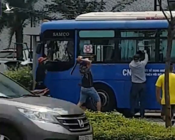 Nhóm côn đồ vác mã tấu đập phá xe buýt trên đường Phạm Văn Đồng - Ảnh 4.