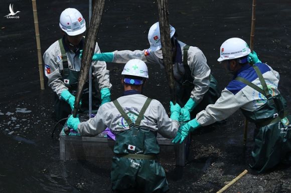 Các chuyên gia Nhật Bản lắp đặt thiết bị thử nghiệm làm sạch tại sông Tô Lịch hồi tháng 5.2019 /// Ảnh: V.H