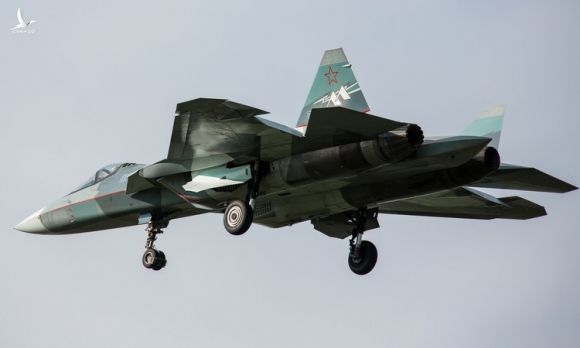 Tiêm kích Su-57 bay thử với động cơ Izdeliye 30 (trái) cuối năm 2017. Ảnh: Russian Planes.