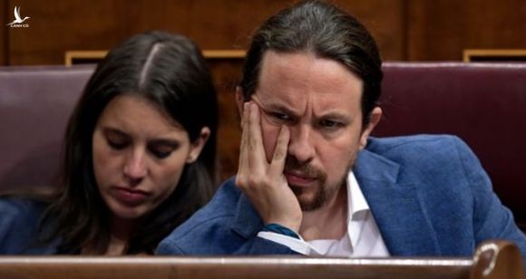 Tổng thư ký của Đảng cánh tả Podemos, ông Pablo Iglesias và bạn gái Irene Montero trong phiên họp tại quốc hội /// AFP