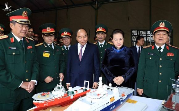 Thủ tướng Nguyễn Xuân Phúc, Chủ tịch Quốc hội Nguyễn Thị Kim Ngân và các đại biểu xem trưng bày vũ khí và khí tài /// Ảnh: TTXVN