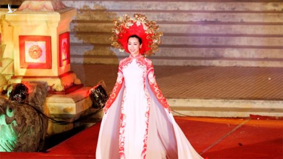 Xuất hiện vào phút cuối trong show diễn của Ngô Nhật Huy, Hoa hậu Việt Nam 2016 trình diễn bộ áo dài được đính kết công phu trong vai trò vedette tại Festival Huế /// Ảnh Đình Toàn