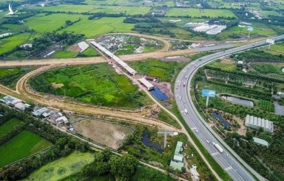 Cao tốc Trung Lương - Mỹ Thuận xây dựng 10 năm chưa xong. Ảnh: Quỳnh Trần.