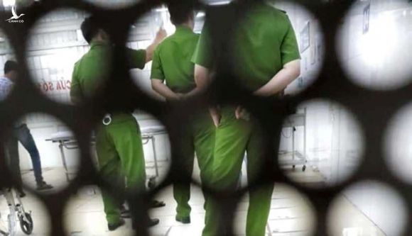 Bệnh nhân nghi nổ súng tự sát tại khoa Cấp cứu Bệnh viện Trưng Vương - ảnh 4