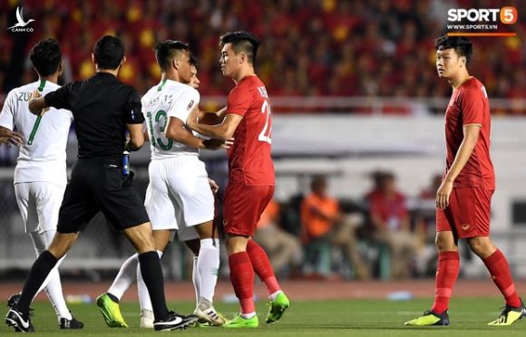 Cận cảnh tình huống Bùi Tiến Dũng mắc sai lầm, tặng free U22 Indonesia một bàn thắng ở SEA Games 30 - Ảnh 5.