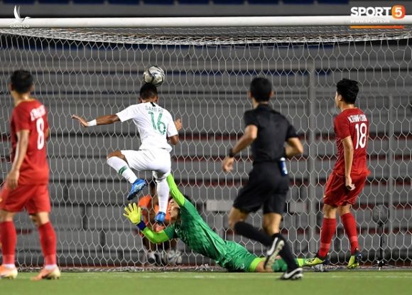 Cận cảnh tình huống Bùi Tiến Dũng mắc sai lầm, tặng free U22 Indonesia một bàn thắng ở SEA Games 30 - Ảnh 3.