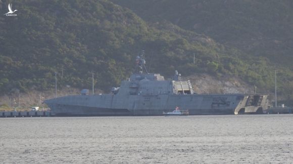 Tàu USS Gabrielle Giffords đậu tại Cam Ranh sáng 20.12 /// Ảnh Thanh Niên
