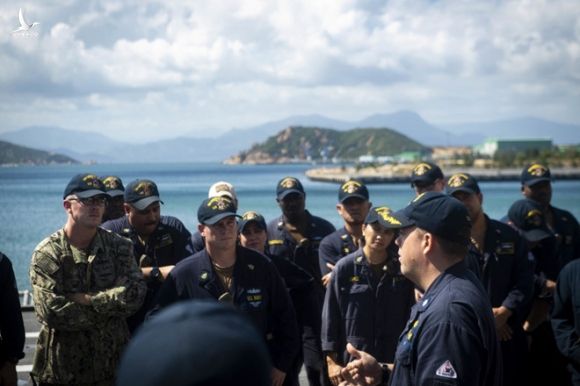 Tàu tác chiến ven bờ USS Gabrielle Giffords của hải quân Mỹ thăm cảng Cam Ranh - ảnh 3