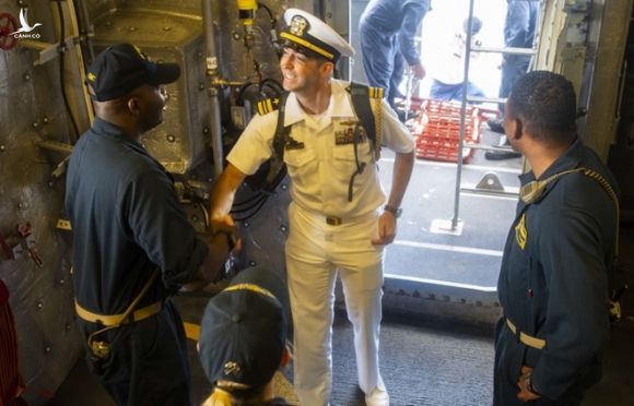 Tàu tác chiến ven bờ USS Gabrielle Giffords của hải quân Mỹ thăm cảng Cam Ranh - ảnh 1