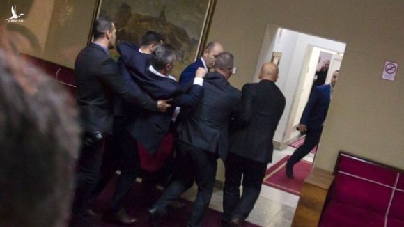 Video nghị sĩ Serbia lao vào ẩu đả dữ dội tại quốc hội - 2