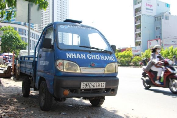 Xe chở hàng 4 bánh đậu trên đường Nguyễn Hữu Cảnh, Q.Bình Thạnh, TP.HCM /// Sỹ Đông