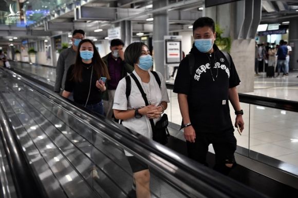 Những hành khách đeo khẩu trang phòng bệnh khi đến sân bay Suvarnabhumi ở Thái Lan /// AFP