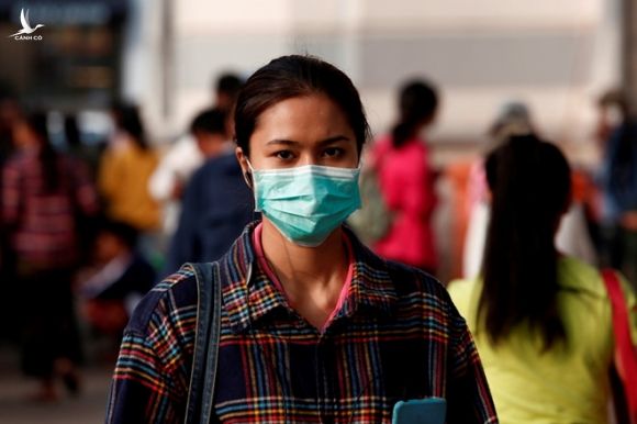 Một phụ nữ đeo khẩu trang khi đi bộ trên đường phố ở Yangon, Myanmar ngày 29.1 /// AFP