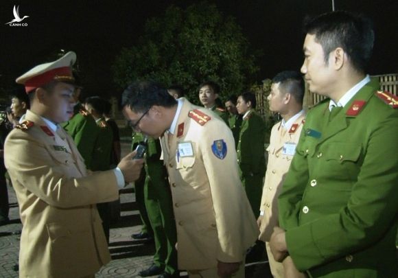 Phó Giám đốc Công an Ninh Bình làm trưởng đoàn kiểm tra nồng độ cồn cán bộ công an - Ảnh 1.