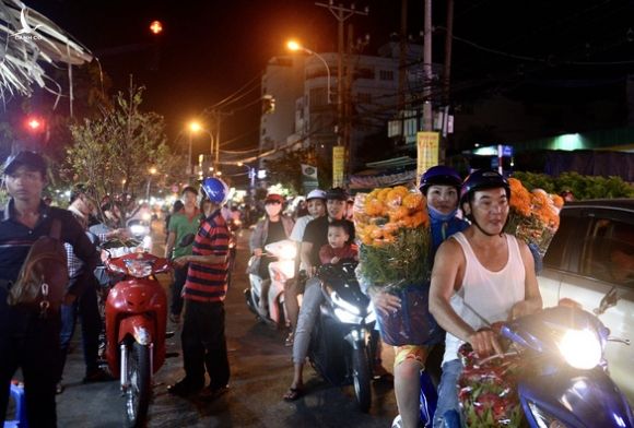 Chợ hoa không nói thách, người Sài Gòn vui vẻ mua hoa đến nửa đêm - Ảnh 4.