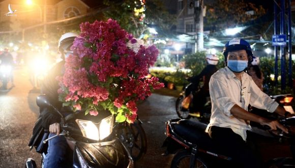 Chợ hoa không nói thách, người Sài Gòn vui vẻ mua hoa đến nửa đêm - Ảnh 6.