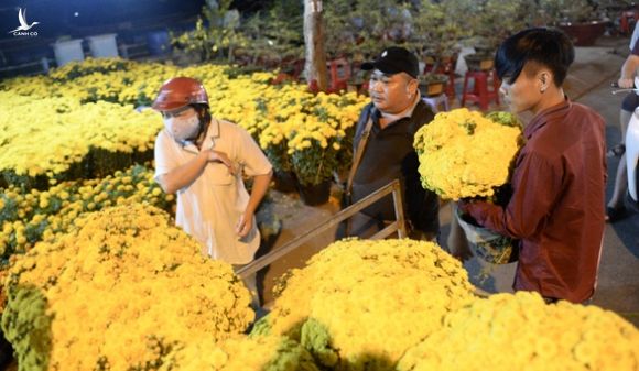 Chợ hoa không nói thách, người Sài Gòn vui vẻ mua hoa đến nửa đêm - Ảnh 1.
