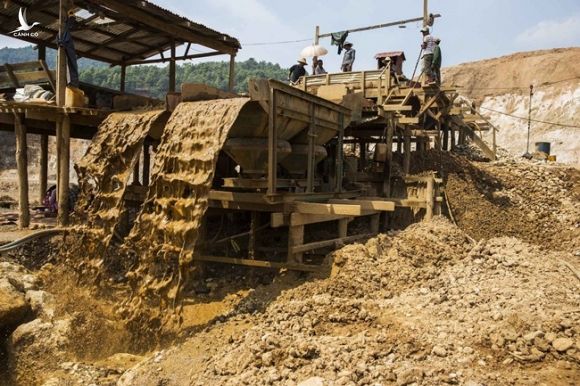 Phương pháp khai thác phổ biến ở Mogok là khai thác lộ thiên. Lượng lớn đất đá được thu thập, máy sẽ phân loại để tách đất ra khỏi đá quý.