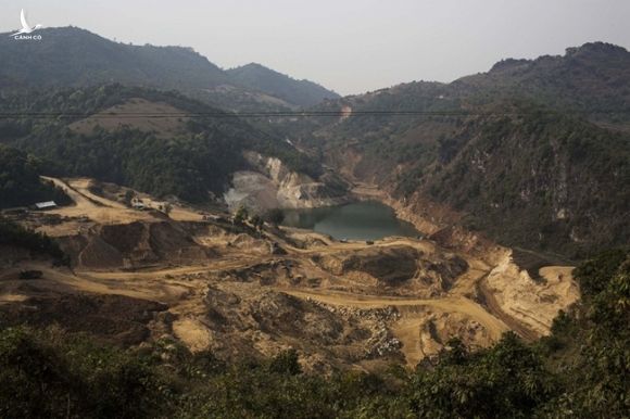 Một trong số hàng nghìn mỏ khai thác đá quý ở Mogok. Pháp luật Myanmar cho phép các nhà đầu tư nước ngoài liên doanh với các công ty trong nước để khai thác. 