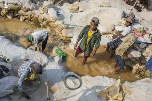 Nhiều cư dân ở Mogok dùng tay tìm kiếm &quot;kho báu&quot; bị bỏ trong nước thải ra hay đá bỏ đi.