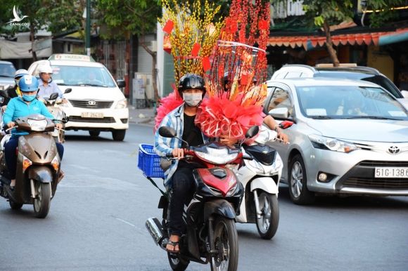 Người Sài Gòn nôn nao chở hoa Tết, vui chơi ngập nhiều ngả đường: Tết về tận cửa! - ảnh 1