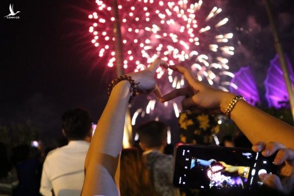 Người dân đổ ra đường xem pháo hoa, chào đón năm mới 2020 - Ảnh 12.