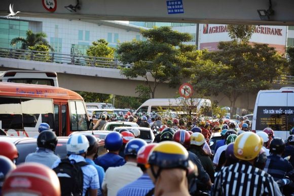 Người Sài Gòn nôn nao chở hoa Tết, vui chơi ngập nhiều ngả đường: Tết về tận cửa! - ảnh 5