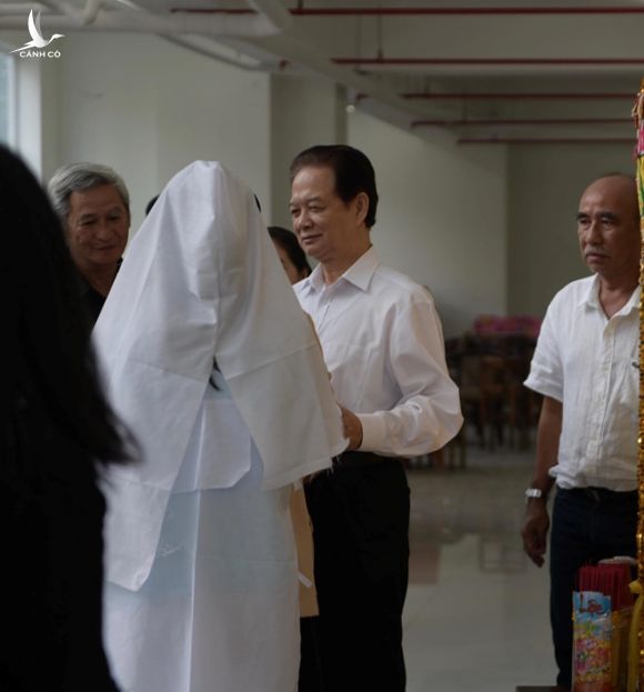 Nguyên Thủ tướng Nguyễn Tấn Dũng đến tang lễ động viên, chia buồn với gia đình nghệ sĩ Chánh Tín /// Ảnh: Hiền Trần