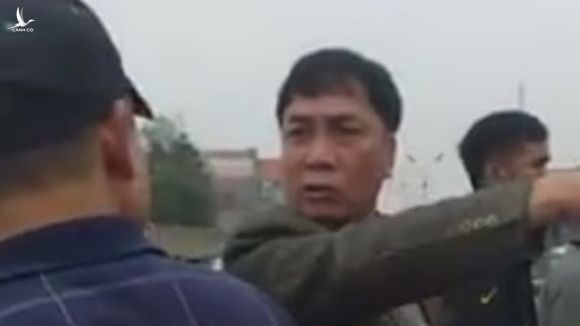 Ông Phạm Văn Lưu, Chủ tịch UBND xã Yên Tiến, có thái độ phản cảm với người dân khi xử lý vi phạm /// Ảnh Chụp màn hình