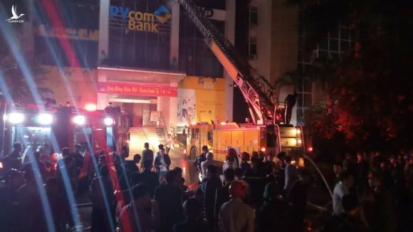 Hiện trường vụ cháy tòa nhà dầu khí Thanh Hóa khiến 2 người chết, 13 người bị thương - Ảnh 3.