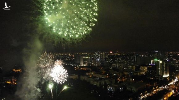 Hàng vạn người dân thủ đô 'lội nước' xem pháo hoa mừng xuân Canh Tý 2020 - ảnh 12