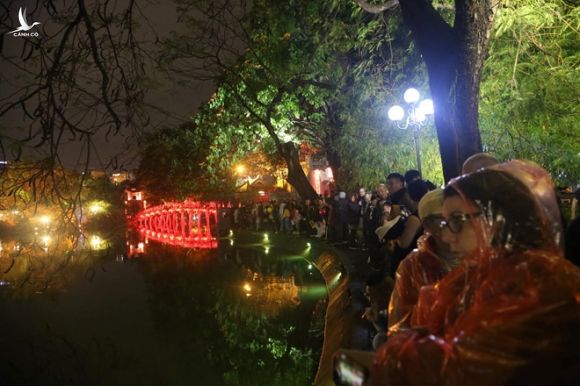 Hàng vạn người dân thủ đô 'lội nước' xem pháo hoa mừng xuân Canh Tý 2020 - ảnh 13