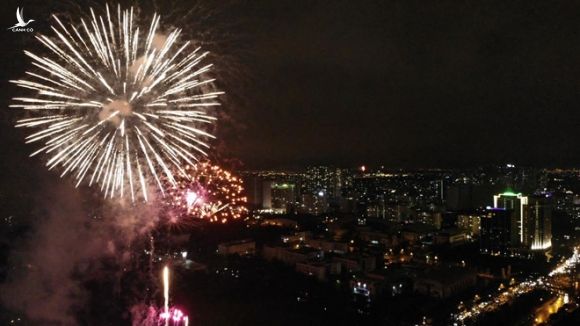 Hàng vạn người dân thủ đô 'lội nước' xem pháo hoa mừng xuân Canh Tý 2020 - ảnh 11