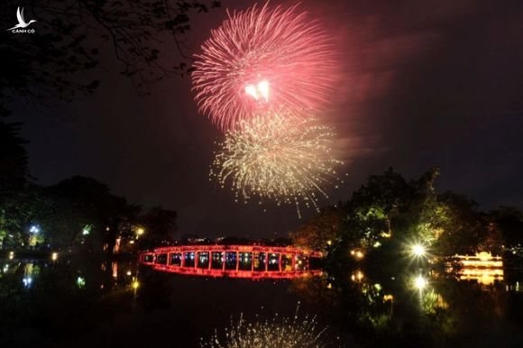 Hàng vạn người dân thủ đô 'lội nước' xem pháo hoa mừng xuân Canh Tý 2020 - ảnh 15