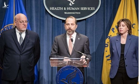 Alex Azar (giữa), Bộ trưởng Bộ Y tế và Dịch vụ Nhân sinh Mỹ, phát biểu trong cuộc họp báo tại Washington hôm 28/1. Ảnh: AFP.