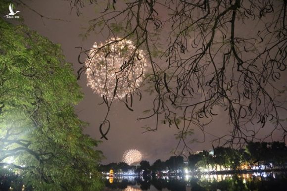 Hàng vạn người dân thủ đô 'lội nước' xem pháo hoa mừng xuân Canh Tý 2020 - ảnh 14