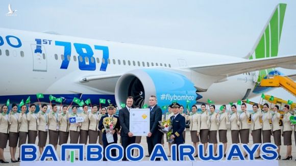 Đại diện IATA trao Chứng nhận đánh giá an toàn khai thác IOSA cho Bamboo Airways /// Ảnh K.O