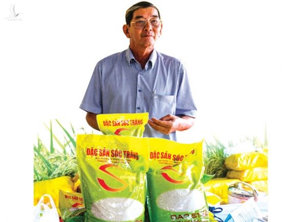Ông Hồ Quang Cua bên gian hàng gạo của mình trưng bày tại hội chợ ở tỉnh Sóc Trăng /// Trần Thanh Phong