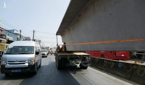 Đoàn xe siêu trường siêu trọng lưu thông trên QL1 vào giờ cao điểm /// Ảnh: Lê Lang