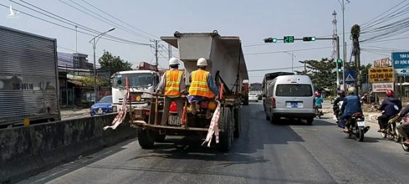 Hoang mang với xe chở dầm cầu khổng lồ 'chen' giữa dòng xe trên đường về Miền Tây - ảnh 1