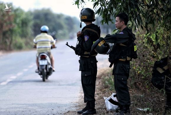 Vụ bắn chết người ở Củ Chi: Hình ảnh CSCĐ bao vây, truy bắt Tuấn 'khỉ' - ảnh 5