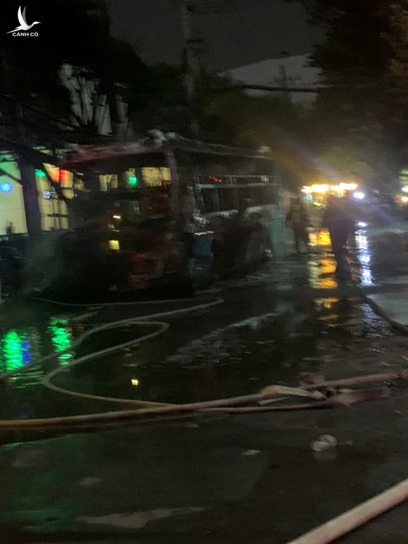 Cháy xe giường nằm, giao thông khu vực sân bay Tân Sơn Nhất rối loạn - ảnh 2
